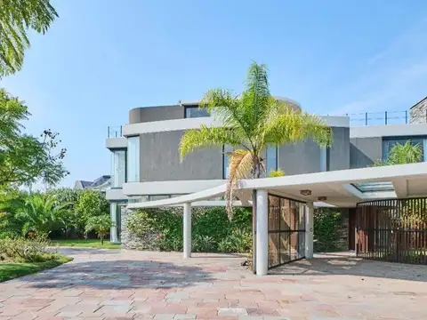 Casa en Venta con 5 cocheras