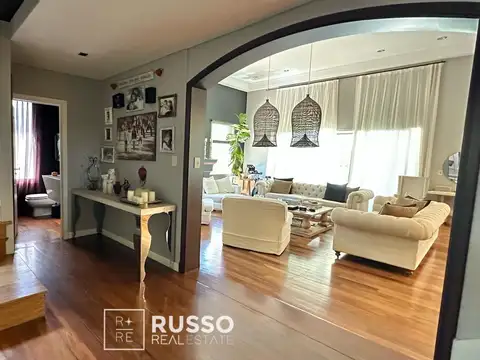 Casa en Venta con 4 cocheras