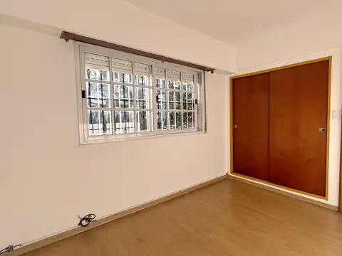 CASEROS CENTRO, Alquiler departamento 3 ambientes amplio c/balcon