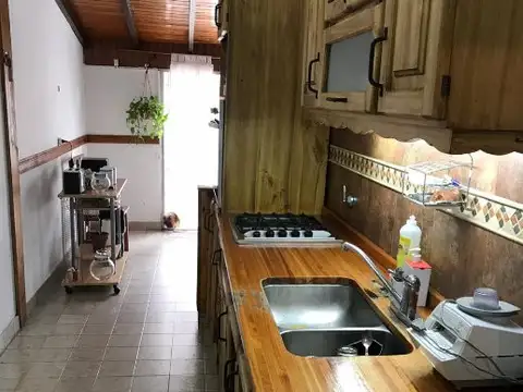 VENTA CASA DE 4 AMB REFACCIONADA C/COCHERA PARA/ 2 AUTOS Y PATIO CON PARRILLA. QUILMES OESTE