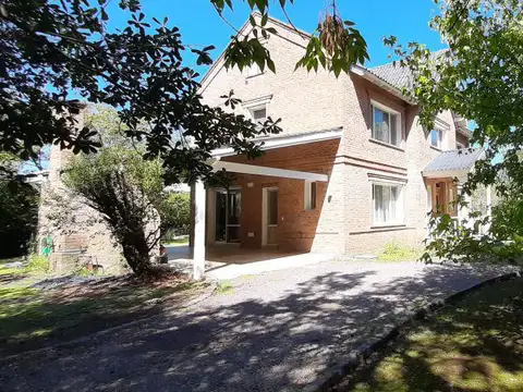 Casa 5 ambientes con 3 baños