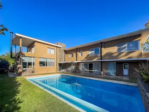 Casa en Venta 4 dormitorios , Kentucky - Funes.