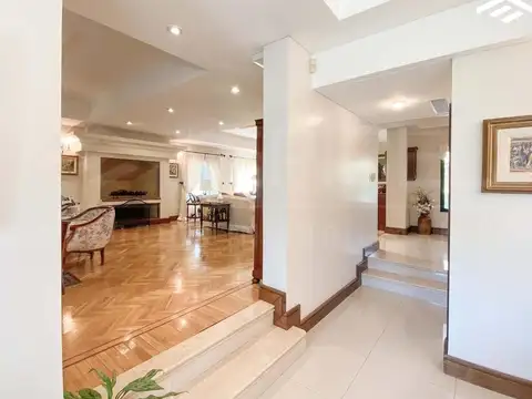 Casa en Venta con 2 cocheras