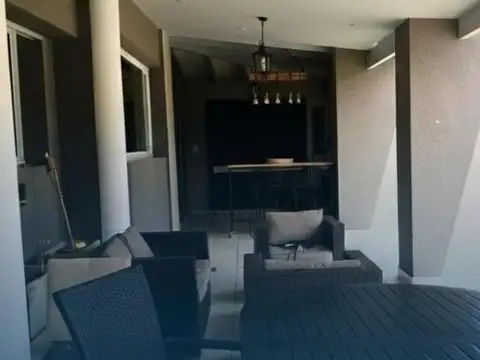 Casa 5 ambientes con 4 baños