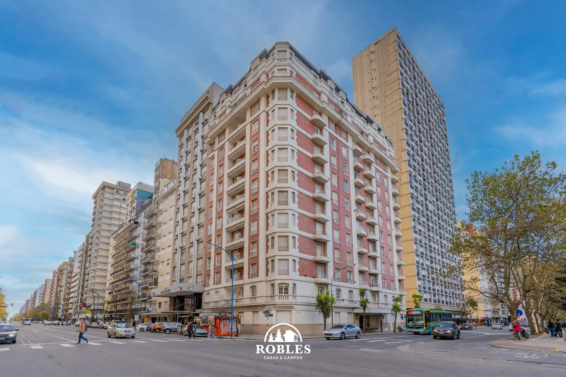 Departamento cuatro ambientes frente a plaza Colón