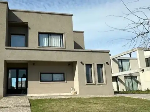 Casa Venta con Renta Cantón Norte al agua