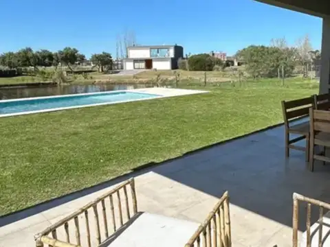 Casa 6 ambientes con 4 baños