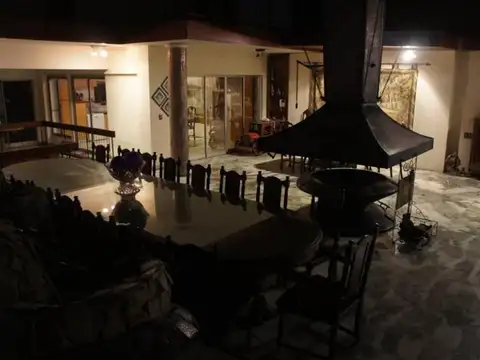 Casa 6 ambientes con 7 baños