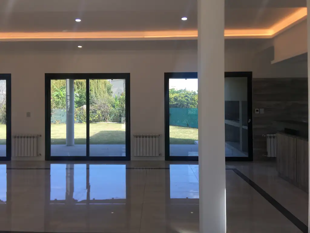 Avda. Irigoyen  1300