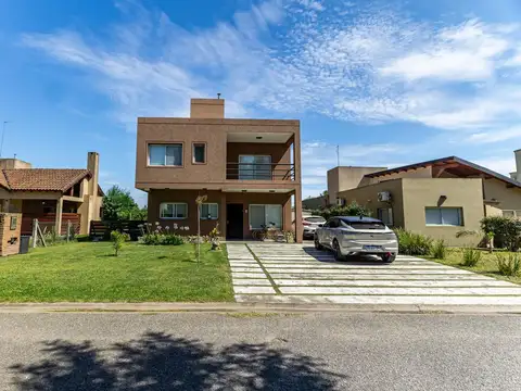 Casa de 5 ambientes en venta en barrio cerrado lujan del sol apta credito hipotecario con piscina