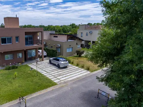 Casa de 5 ambientes en venta en barrio cerrado lujan del sol apta credito hipotecario con piscina