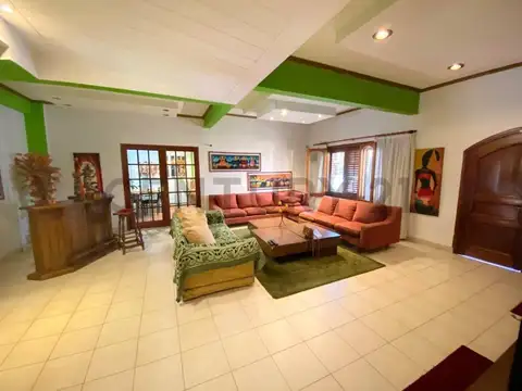 Casa en Venta con 2 cocheras