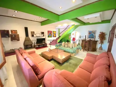 Casa en Venta con 2 cocheras