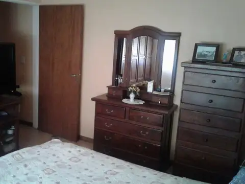 Francia 4700, casa reciclada, cochera, patio/jardín con pileta.-