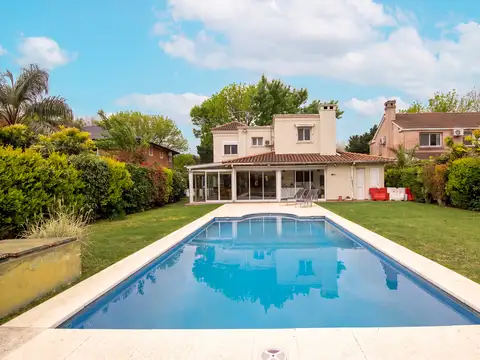 Venta Casa en Country Santa Maria de los Olivos con dependencia