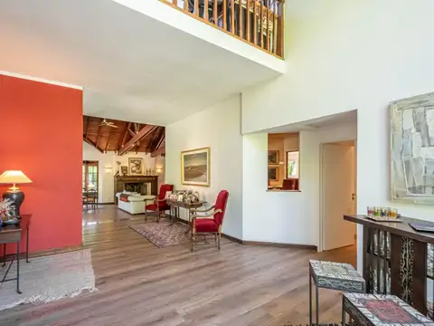 Casa 8 ambientes con 4 baños