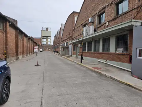 Importante nave industrial de 2.200 Mts en Estrada al 1800 - Villa Maipu