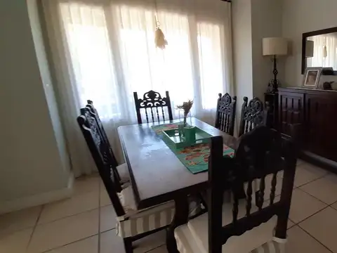 Casa 7 ambientes con 4 baños