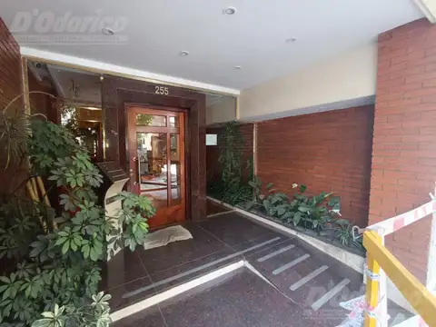 Semi piso de 4 ambientes y cochera en alquiler en Caballito.