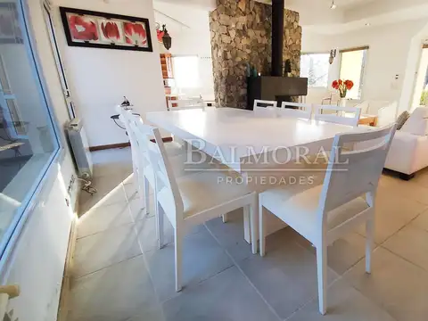 Casa 4 ambientes con 5 baños