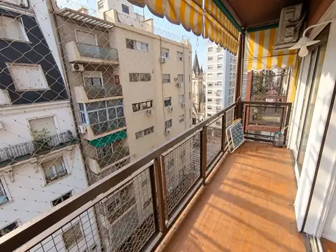 Departamento 3 1/2 ambientes y  frente balcón apto profesional baulera a metros Rivadavia subte