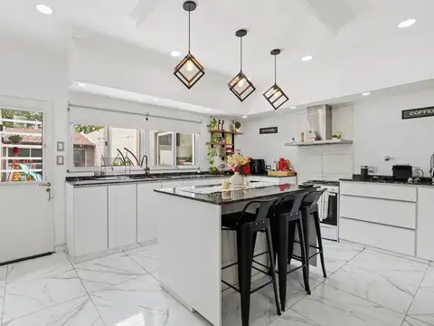 Venta casa en Lomas de Zamora, 4 amb. patio/coch.