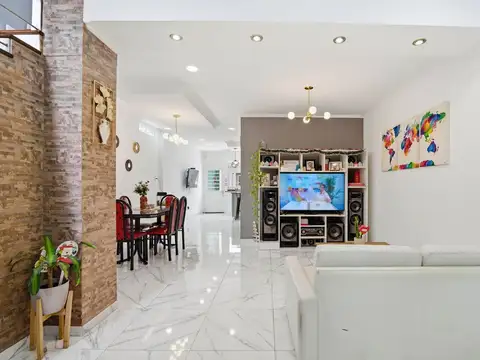 Casa 4 ambientes con 2 baños