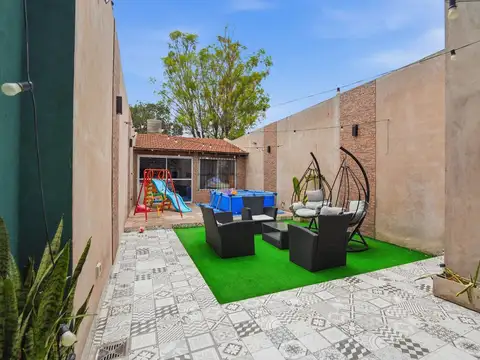 Venta casa en Lomas de Zamora, 4 amb. patio/coch.