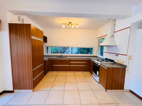 Casa 5 ambientes con 2 baños