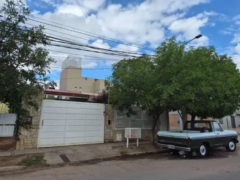 Casa de 2 Plantas + Local Comercial - Oportunidad