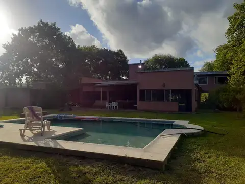 Casa en Venta con 3 cocheras