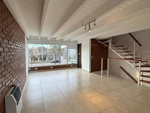 VENTA - CASA DUPLEX 2 DORMITORIOS, ROLDAN.