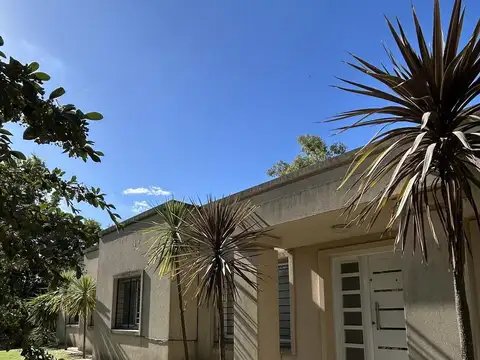 Casa en Alquiler con 2 cocheras