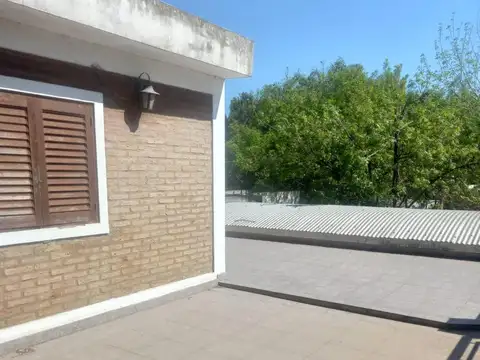 Casa 7 ambientes con 2 baños