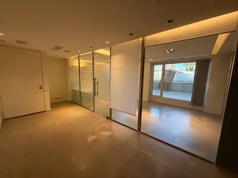 Oficina impecable en Edificio Corporativo - Seguridad 24hs - Unica con Balcon Aterrazado.