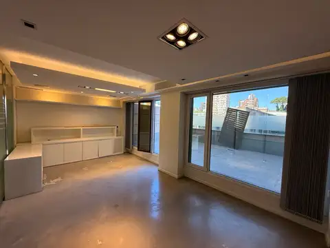 Oficina impecable en Edificio Corporativo - Seguridad 24hs - Unica con Balcon Aterrazado.