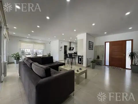 Casa 4 ambientes con 3 baños