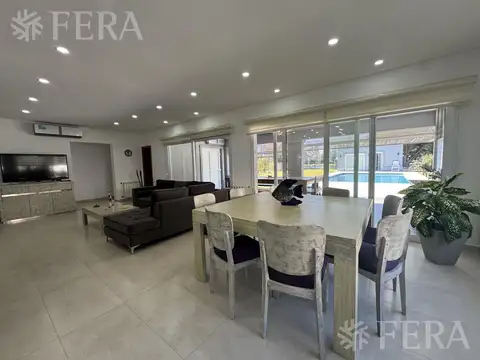 Casa en Venta con 2 cocheras