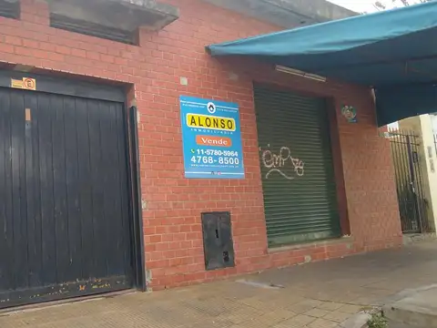 Casa 3 ambientes con local adelante