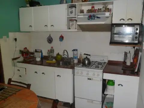 MORÓN SUR - CASA PH 3 AMBIENTES CON PATIO - COCHERA - JARDIN - PERMUTA POR MAYOR VALOR