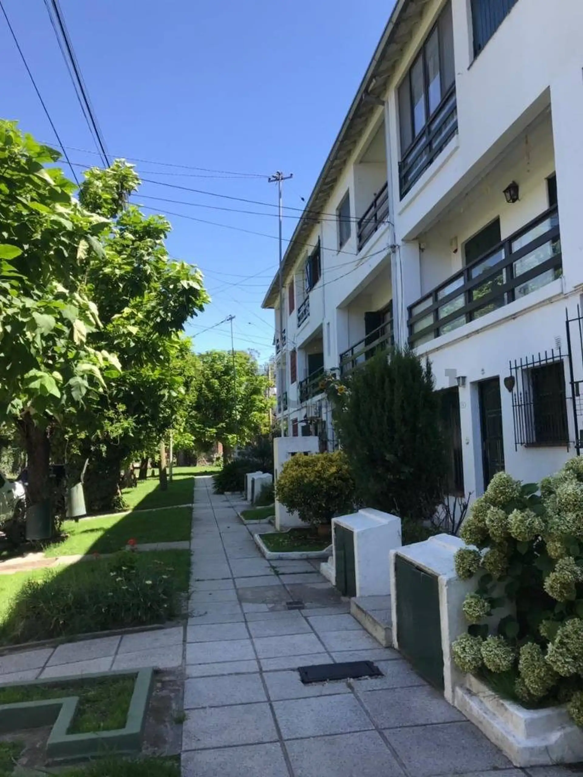 DUPLEX CUATRO AMBIENTES CON COCHERA CAISAMAR ID 22851