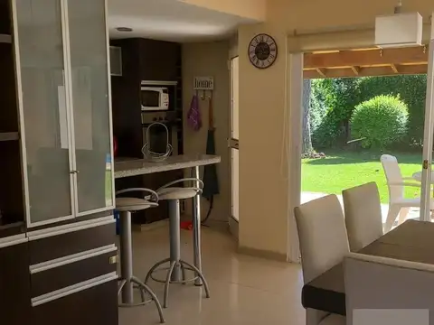 Casa en Venta con 3 cocheras