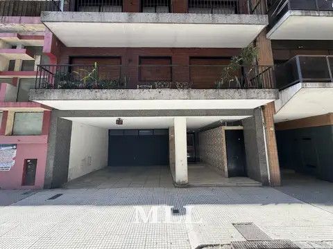 Junin y Arenales. Muy luminoso. Balcón. Sup 94 m2. Cochera y Baulera