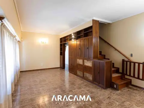 Casa en Venta con 2 cocheras