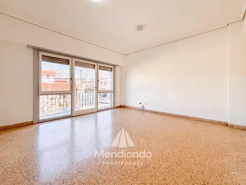 Depto 4 amb al frente con balcón corrido en La Perla