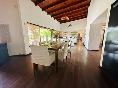 Casa en Alquiler con 1 cochera