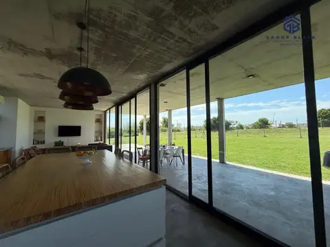 Casa en Venta con 2 cocheras
