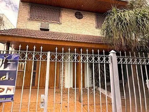 Casa de 5 ambientes, cochera, jardin, parrilla y un quincho en Ramos Mejia