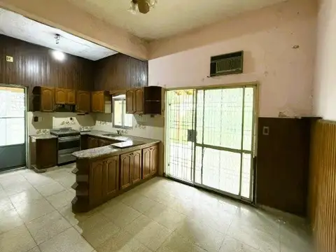 Casa de 5 ambientes, cochera, jardin, parrilla y un quincho en Ramos Mejia