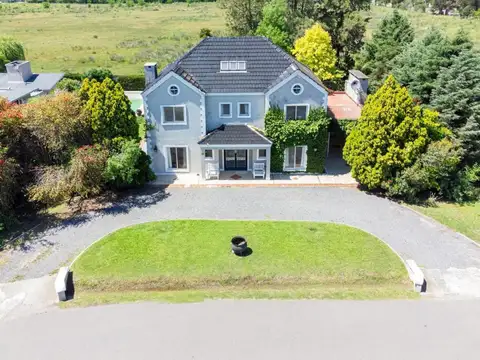 Casa en venta - 4 Dormitorios 3 Baños - Cañuelas